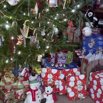 Christmas tree and gifts (400x400)