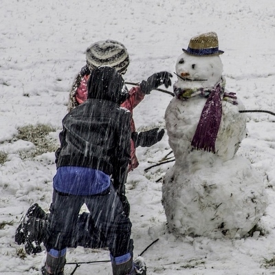 tweens building snowman (400x400)