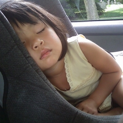 child in car seat (400x400)