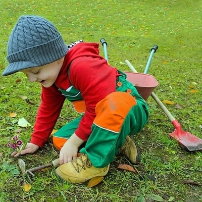 child planting (400x400)