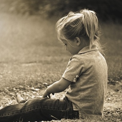 girl sitting on ground (400x400)