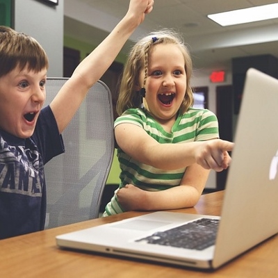 children playing on computer (400x400)