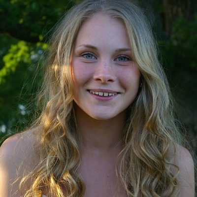 teen girl smiling (400x400)