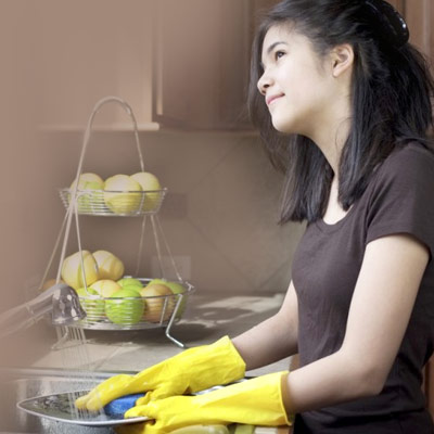 Teenager-washing-dishes